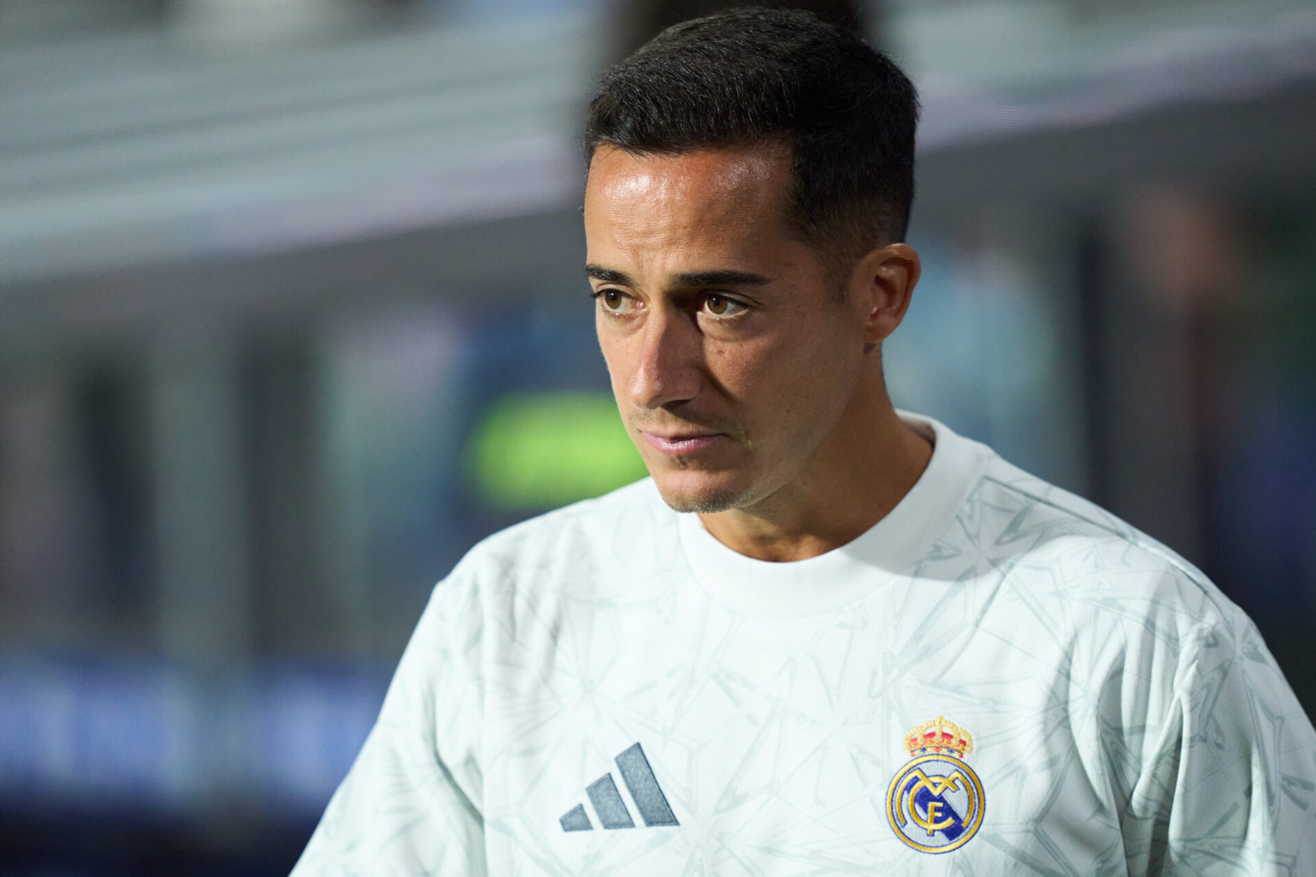 Lucas Vázquez, con cara contrariada en el banquillo del Real Madrid.