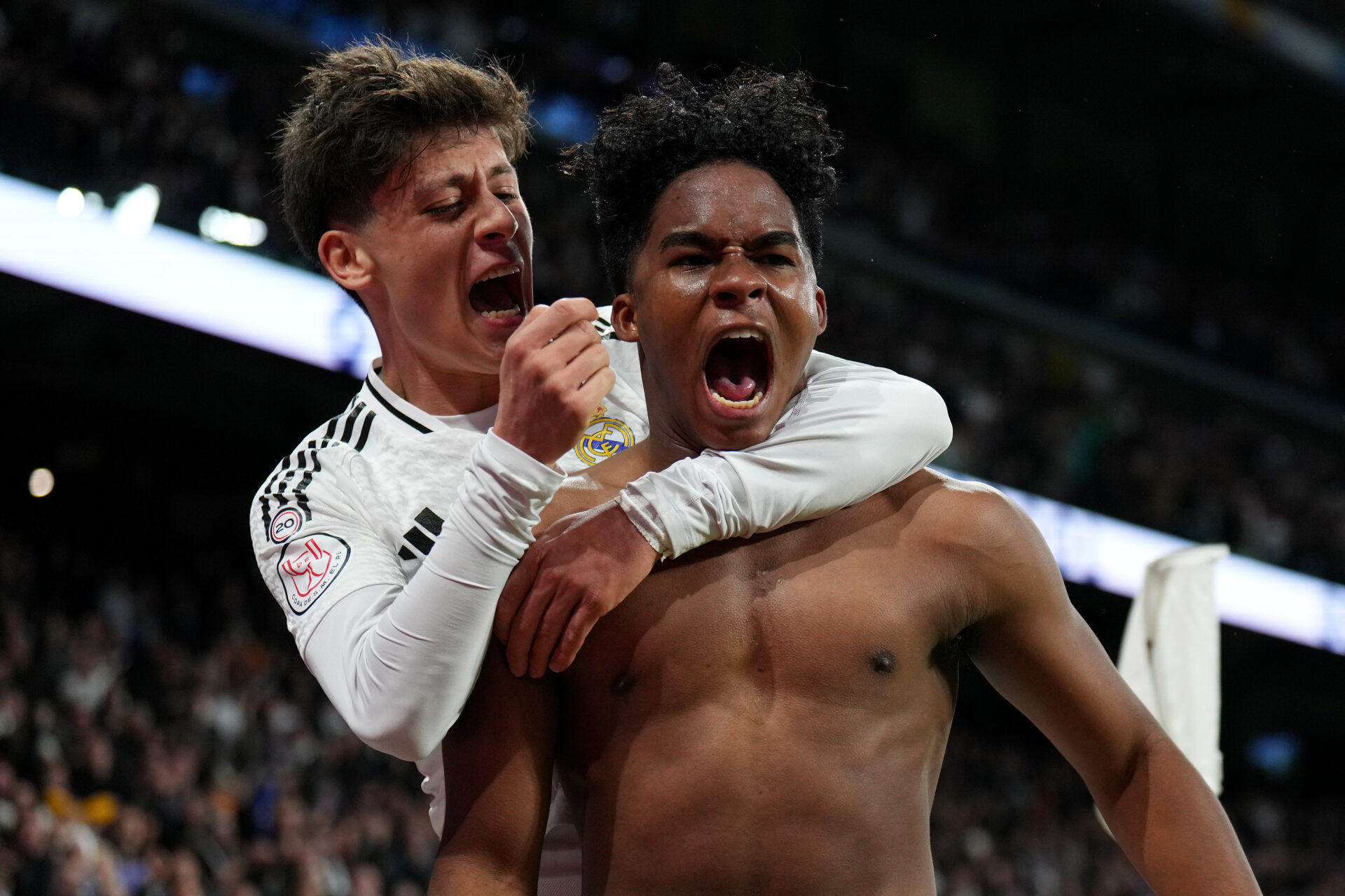 Endrick, sin camiseta, y Arda Güler celebran uno de los goles del Real Madrid.