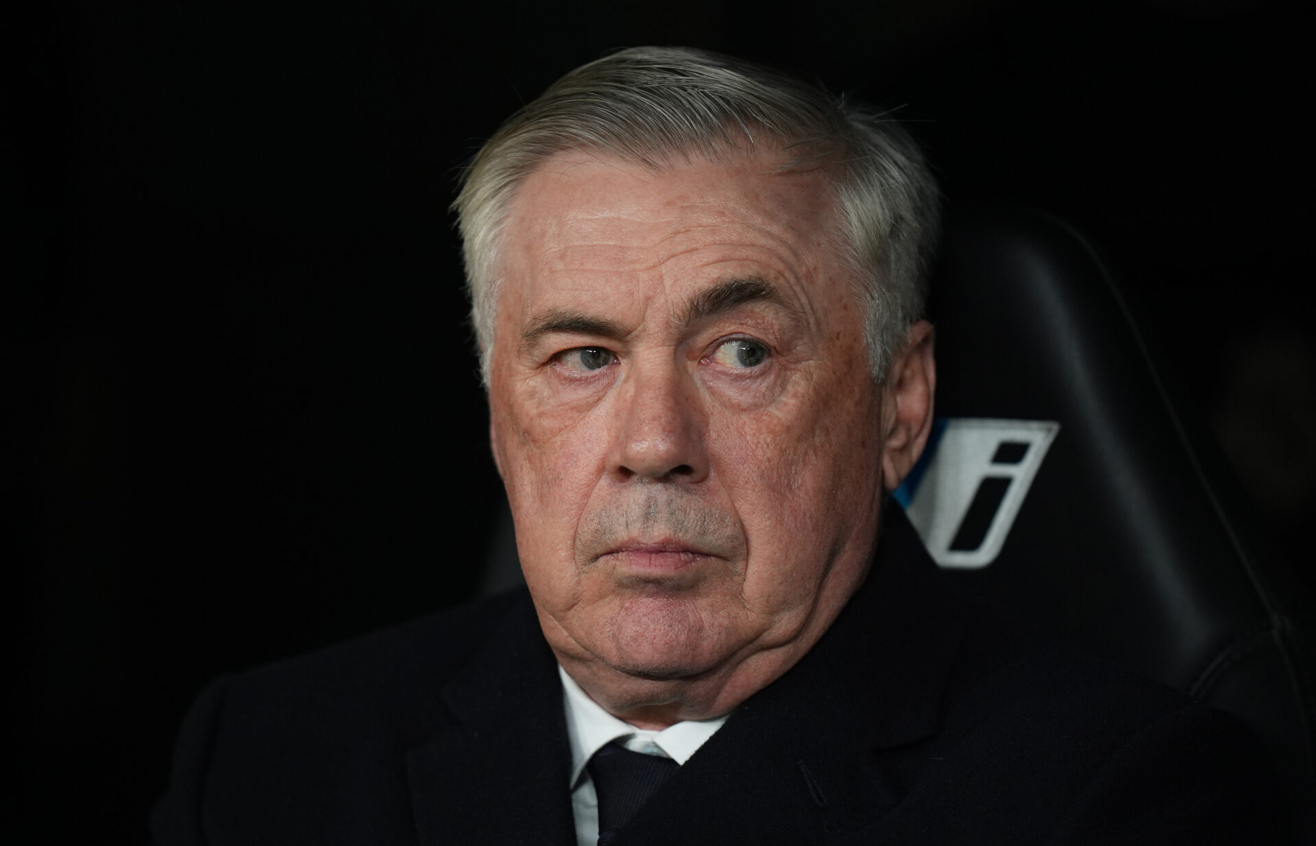 Carlo Ancelotti, con rostro serio en el banquillo.