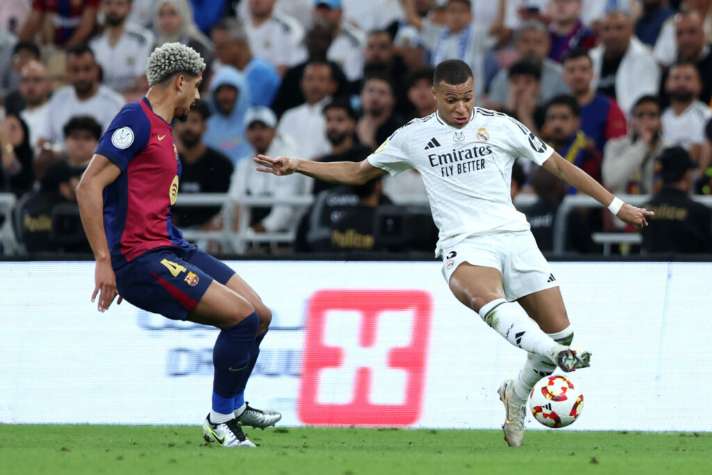 Kylian Mbappé controla la pelota contra Ronald Araújo en la final de la Supercopa de España.