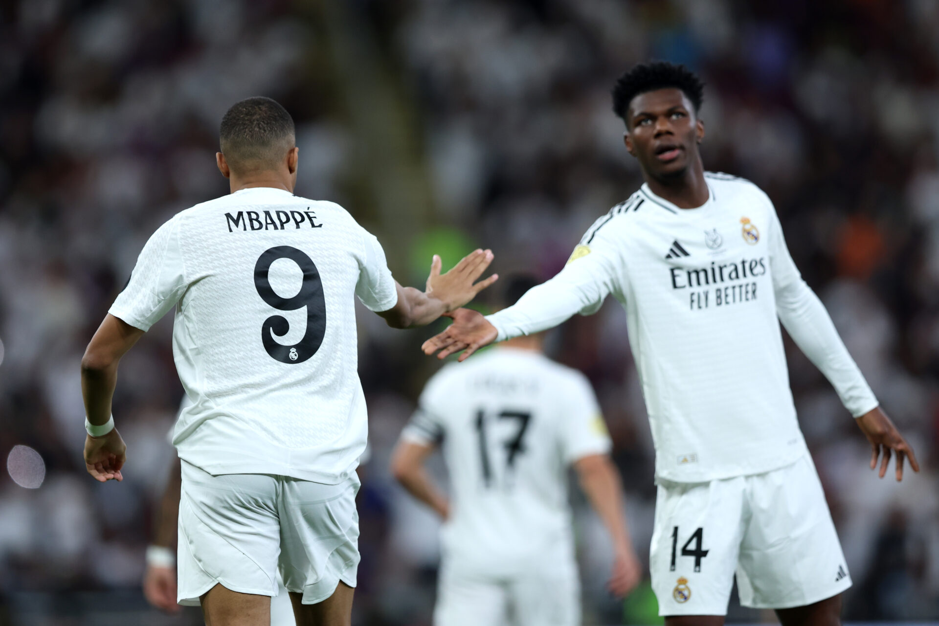 Mbappé y Tchouameni, del Real Madrid, se saludan en la Supercopa de España 2025.