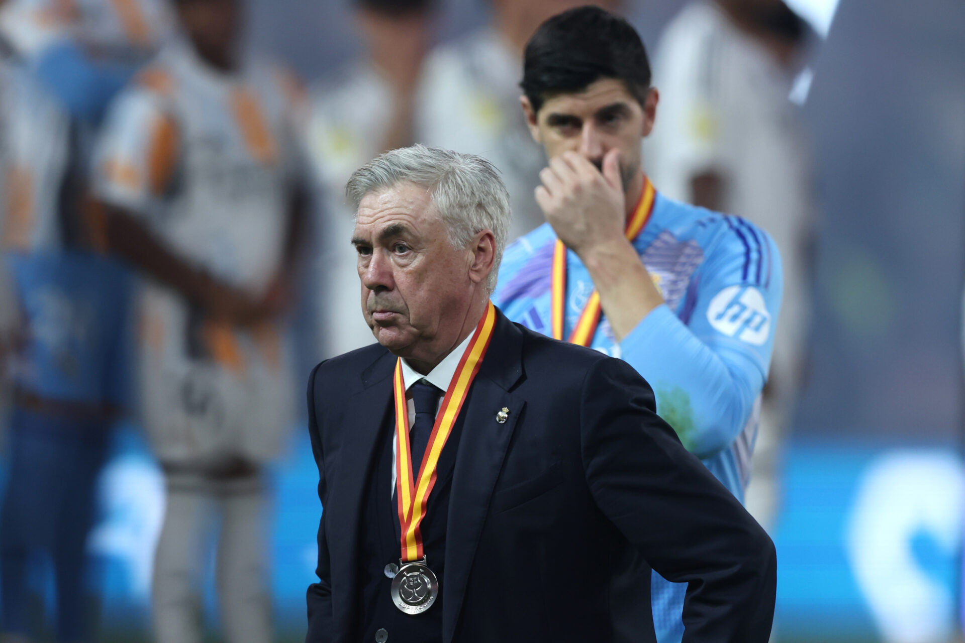 Carlo Ancelotti y Thibaut Courtois, con la medalla de subcampeón de la Supercopa de España.