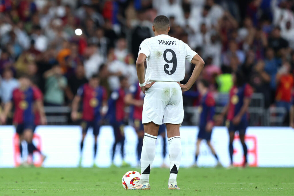 Kylian Mbappé, con los brazos en jarra tras un gol del Barcelona.