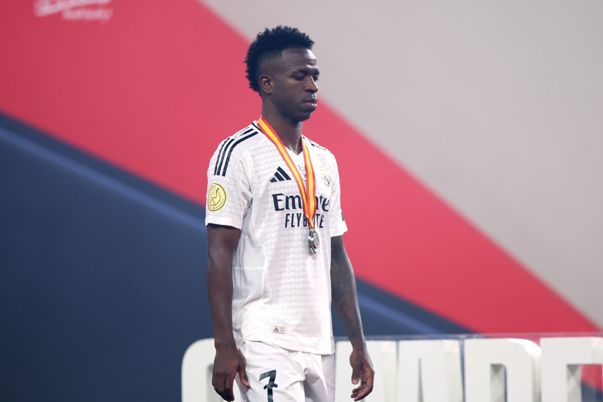 Vinicius Junior, tras recibir la medalla de subcampeón de la Supercopa de España con el Real Madrid.