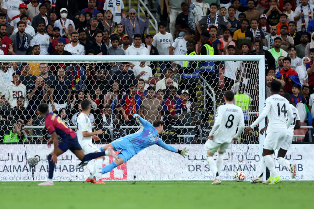 Thibaut Courtois encaja el gol de Lamine Yamal que empataba el partido entre Real Madrid y Barcelona.