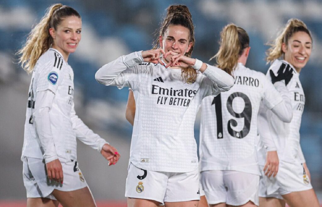 Tere Abelleira, del Real Madrid femenino, celebra su gol contra el Levante haciendo un corazón.