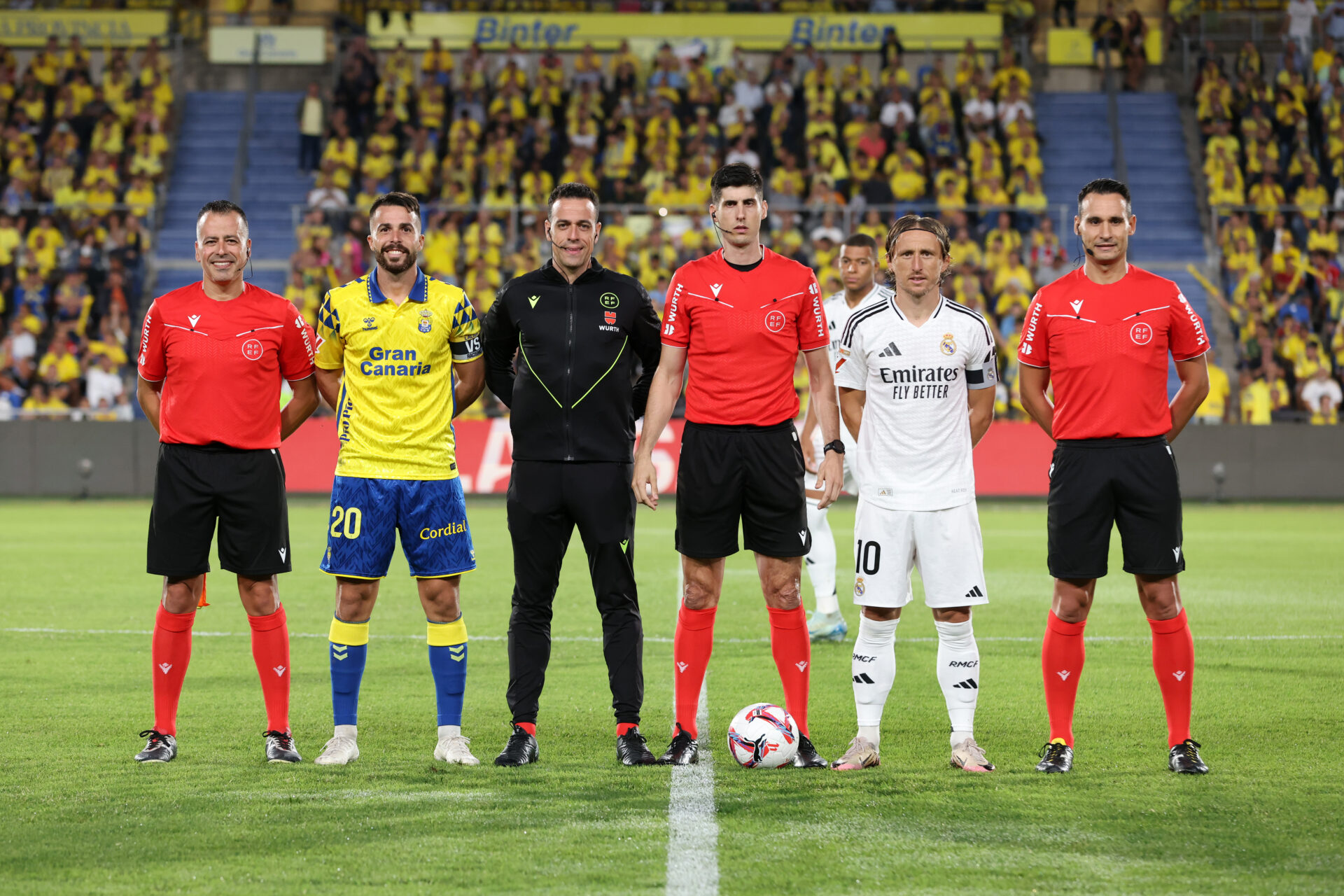 Los capitanes de Las Palmas (Kirian) y Real Madrid (Modric) posan con los árbitros antes del partido.