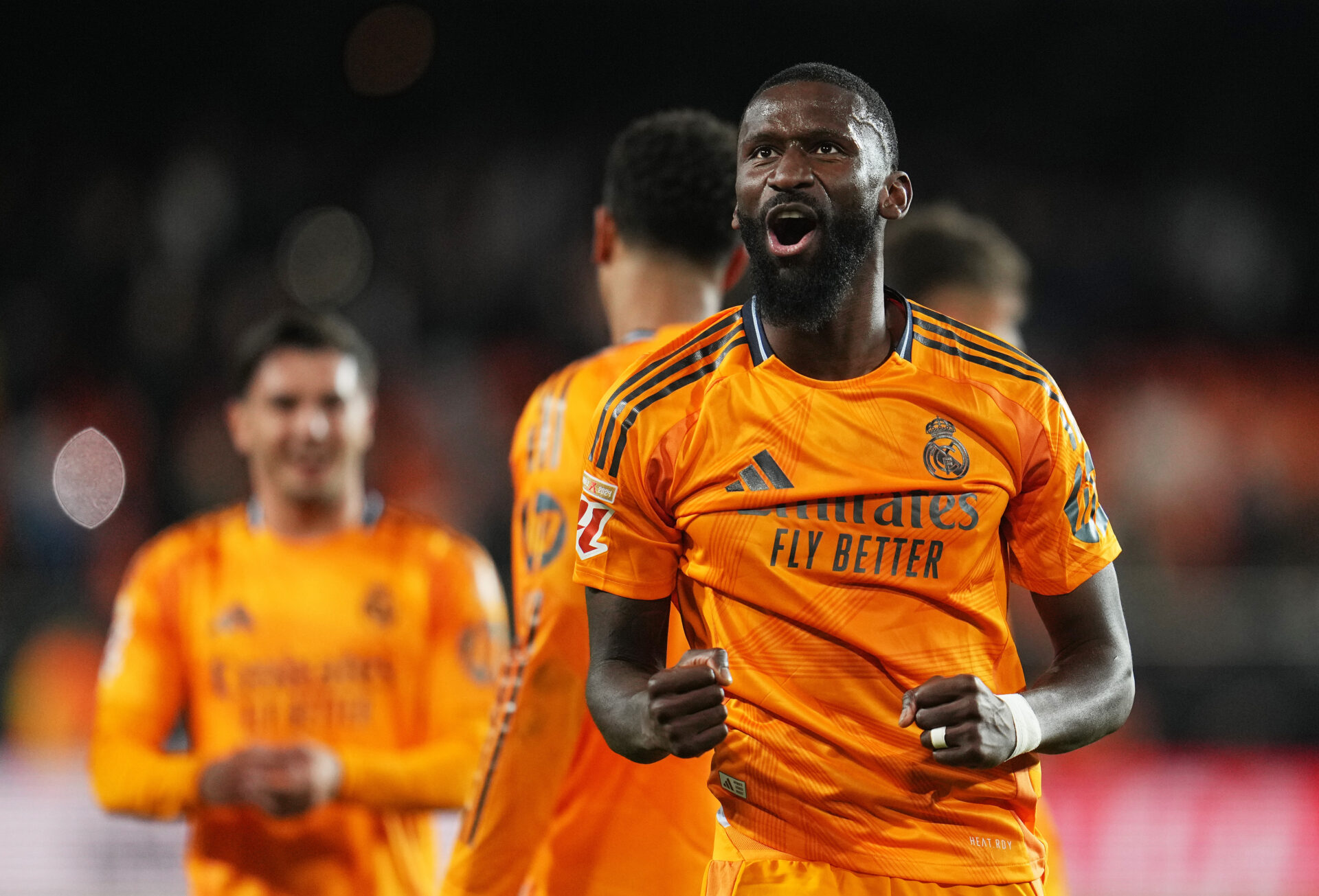 Rüdiger celebra con la afición del Real Madrid en Valencia.