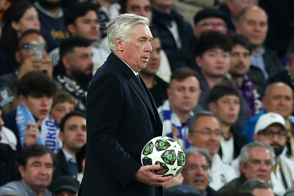 Carlo Ancelotti, con el balón de la Champions League en su mano.