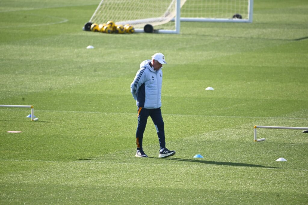 Carlo Ancelotti, pensativo durante el último entrenamiento del Real Madrid antes de medirse a Osasuna.