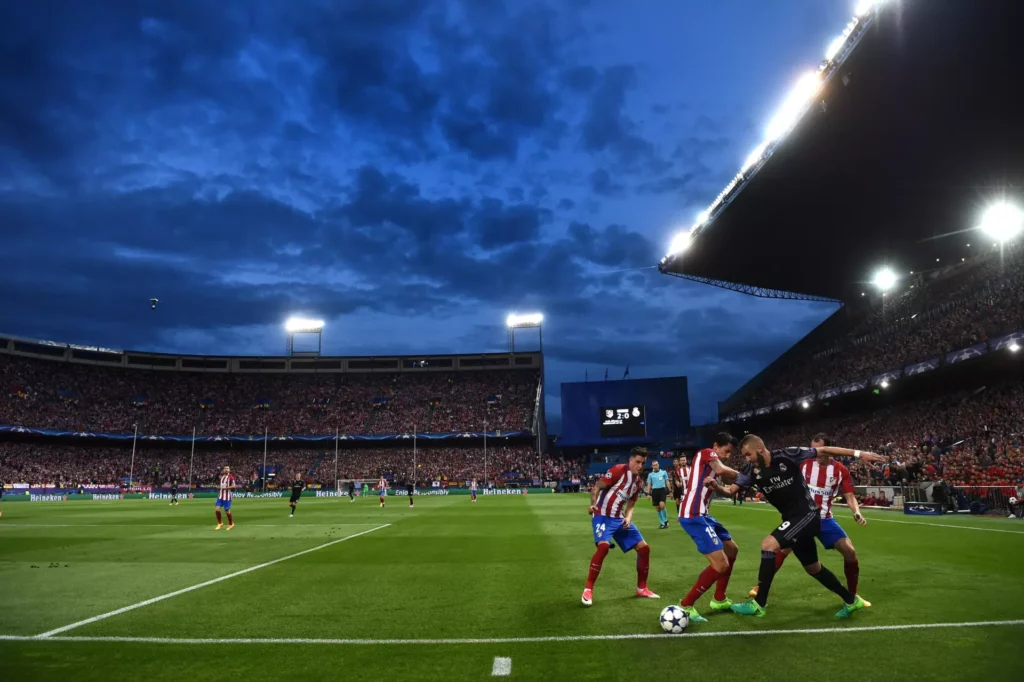 Karim Benzema regatea a varios jugadores del Atlético Madrid en el Vicente Calderón.