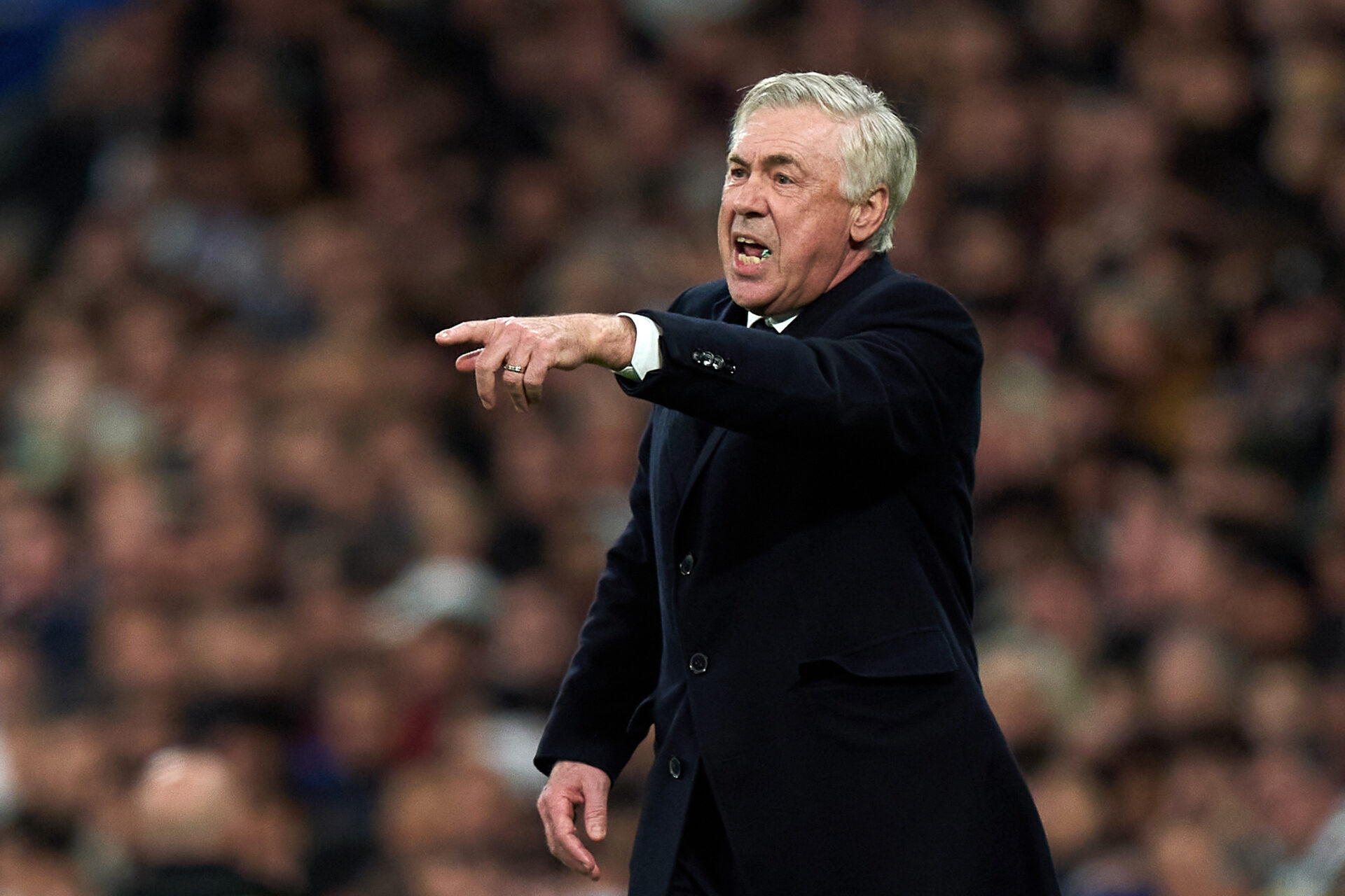 Carlo Ancelotti, entrenador del Real Madrid, respira hondo tras el ejercicio de compromiso colectivo de su equipo ante el Manchester City.