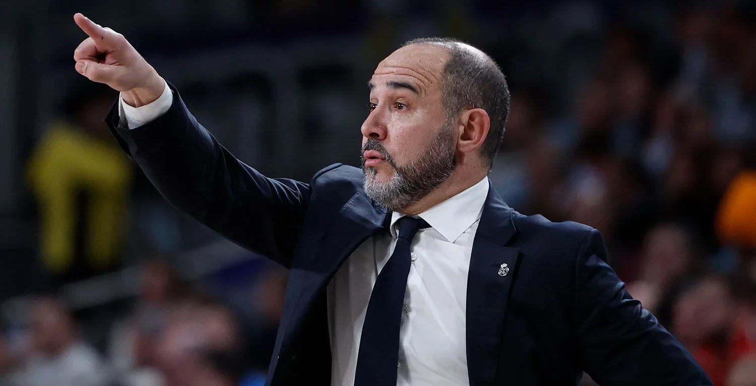 Chus Mateo, entrenador del Real Madrid, durante la victoria contra el Barça en Euroliga por 96-92.