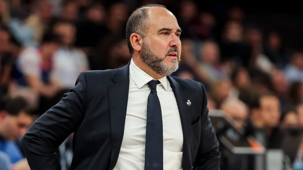 Chus Mateo, entrenador del Real Madrid de Baloncesto, con rostro serio.