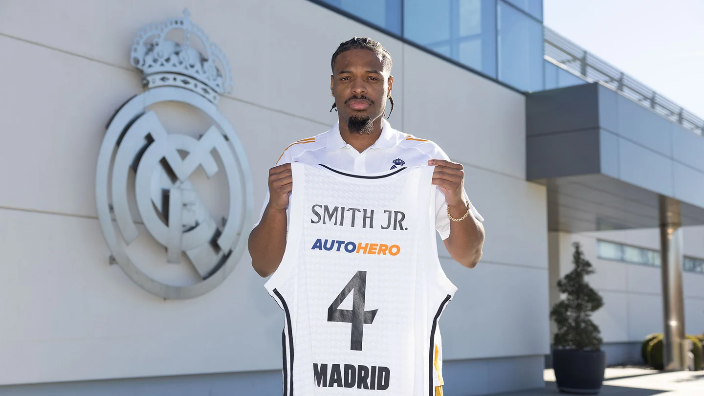 Dennis Smith Jr, posando con la camiseta del Real Madrid.