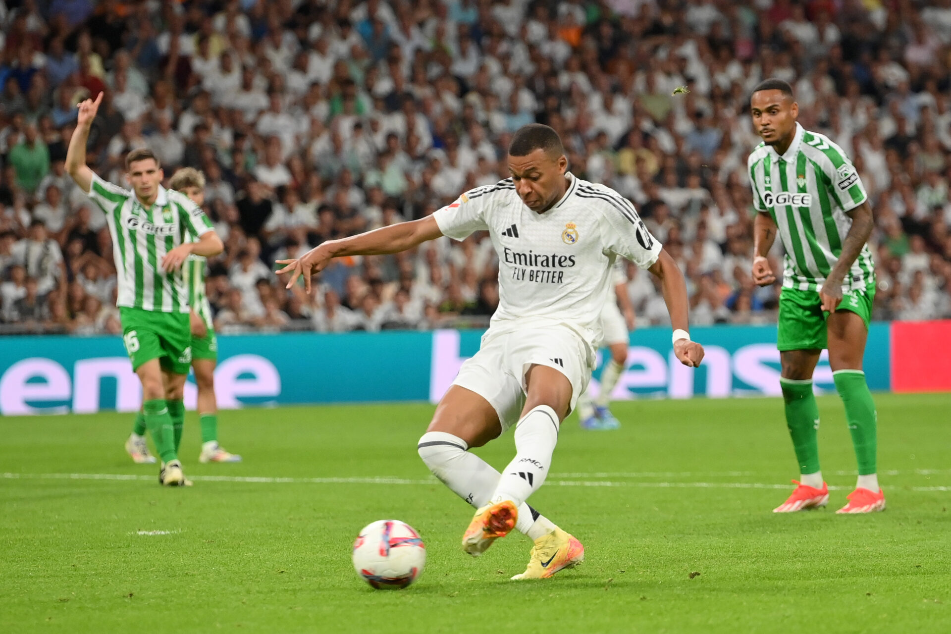 El horario del Betis - Real Madrid cambia por el derbi de Champions League.