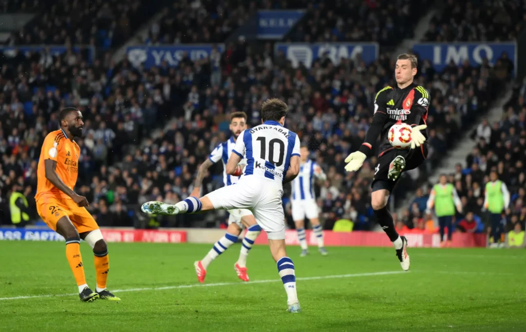 Lunin para un remate a Oyrazabal durante el Real Sociedad 0-1 Real Madrid de Copa del Rey.