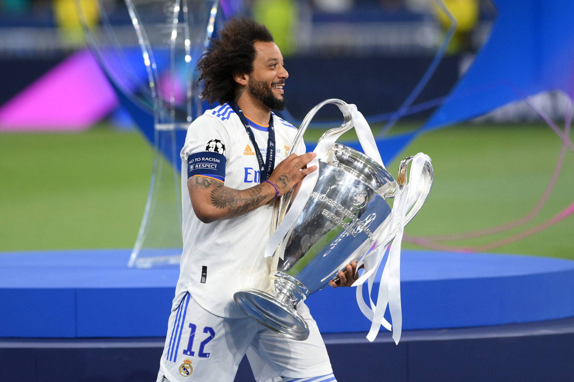 Marcelo anuncia su retirada del fútbol con cinco anillos de campeón de la Champions League y como una leyenda del Real Madrid.