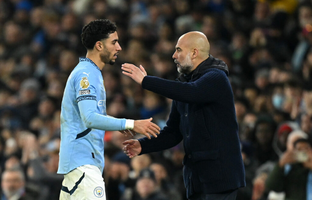 Pep Guardiola saluda a Omar Marmoush, uno de los fichajes del Manchester City en el último mercado de invierno.