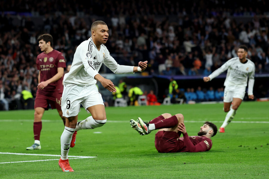 Mbappé celebra su segundo gol, con Gvardiol resignado en el suelo.