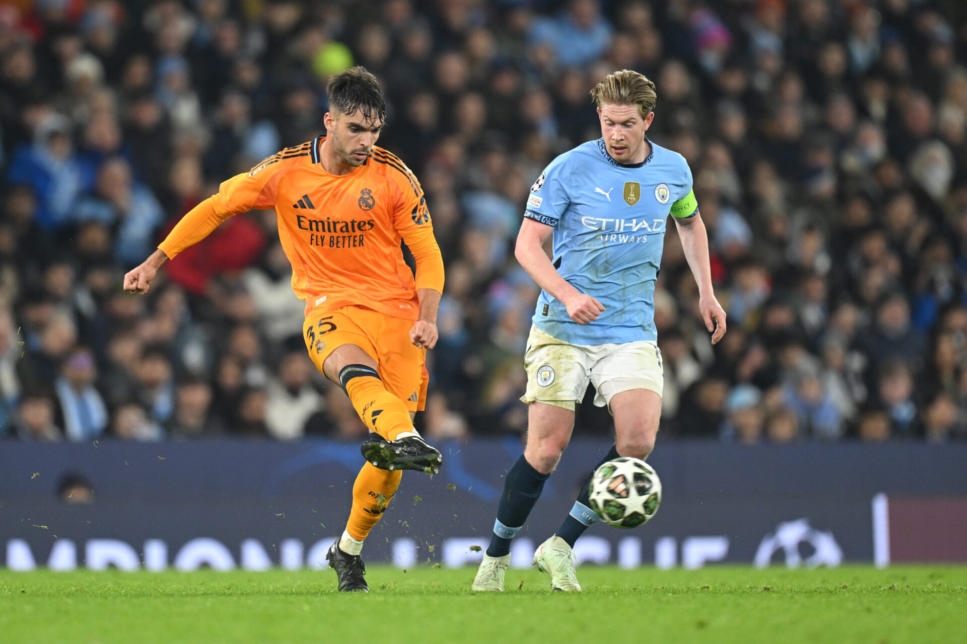 Raúl Asencio deslumbró ante el Manchester City en Champions League.