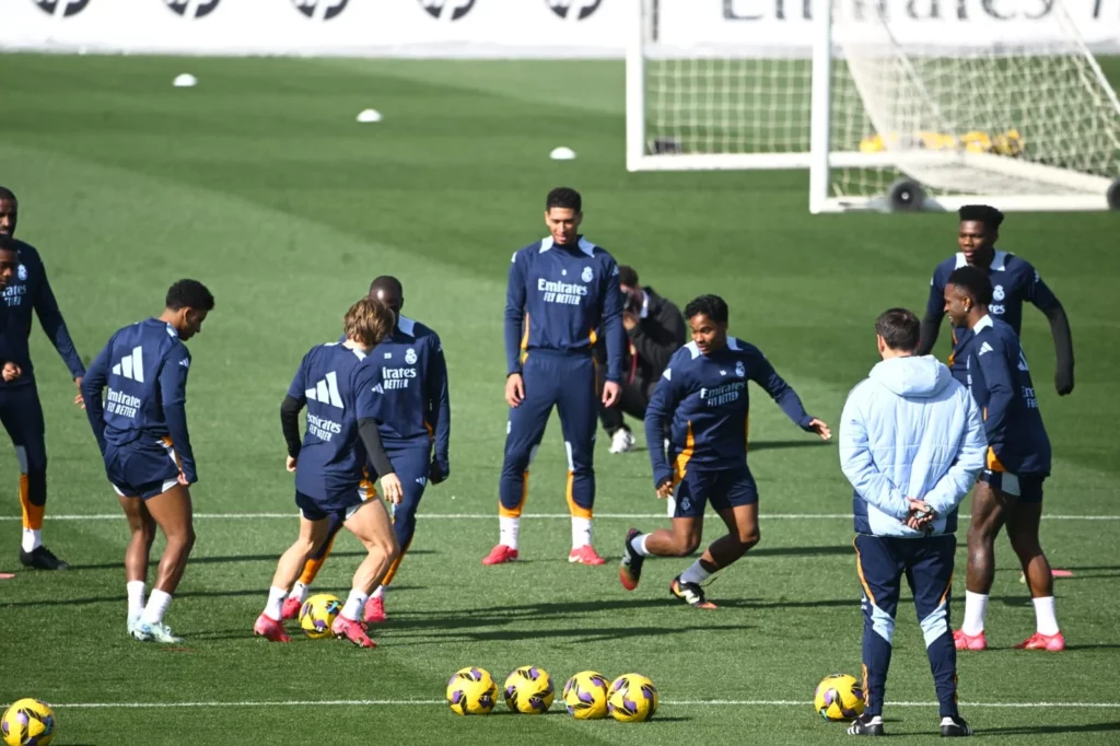 Los jugadores del Real Madrid completan un rondo durante un entrenamiento.