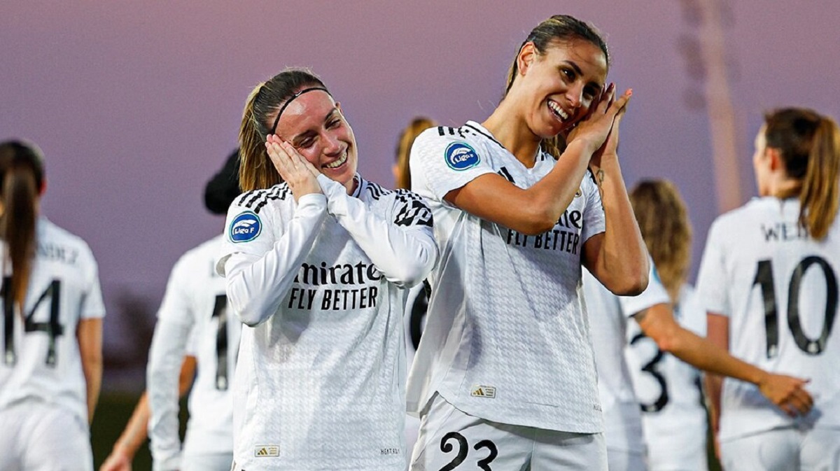 Eva Navarro y Lakrar celebran uno de los goles del Real Madrid contra el Levante Badalona en Liga F.