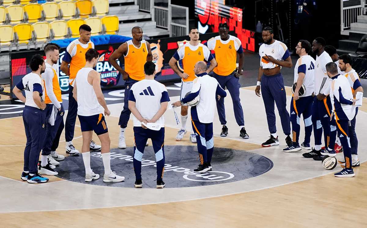 Los jugadores del Real Madrid se enfrentan al Manresa en su estreno en la Copa del Rey de baloncesto.