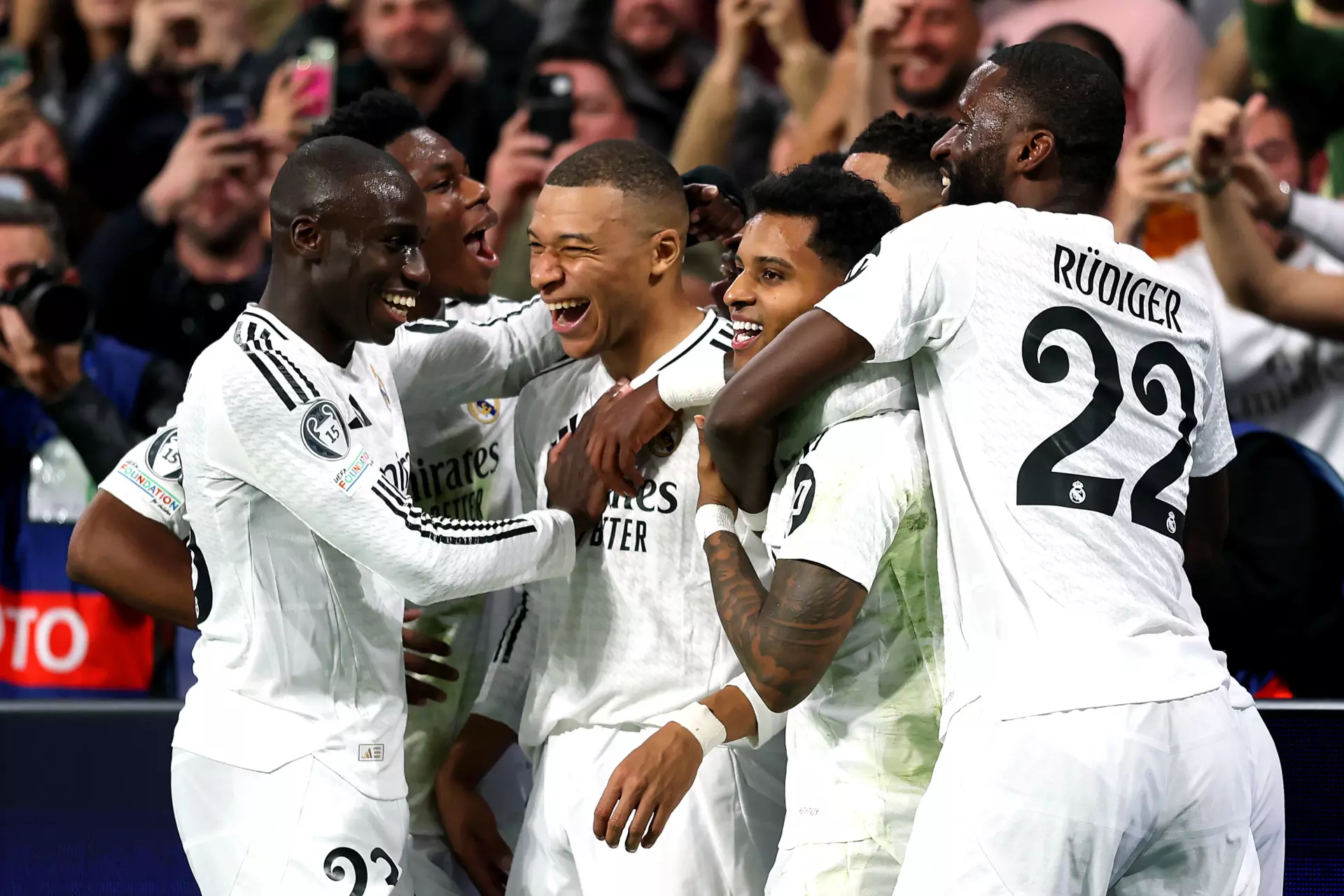 Los jugadores del Real Madrid, Mendy, Mbappé, Rodrygo y Rüdiger, celebran un gol contra el Manchester City.