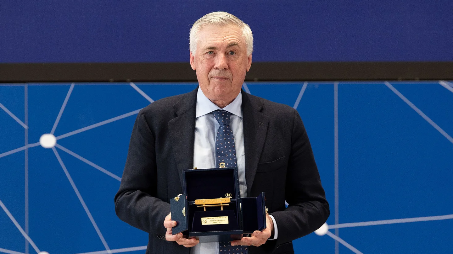 Carlo Ancelotti posa con el trofeo de mejor entrenador italiano de la temporada 2023-24