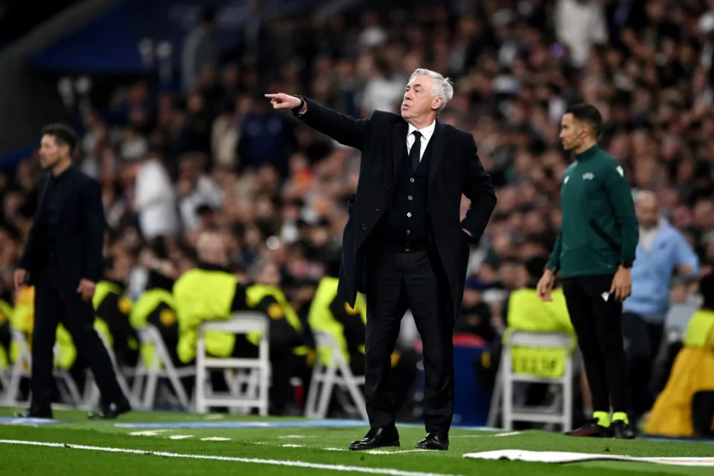 Carlo Ancelotti, ordena a su alineación durante la ida del Real Madrid frente al Atlético