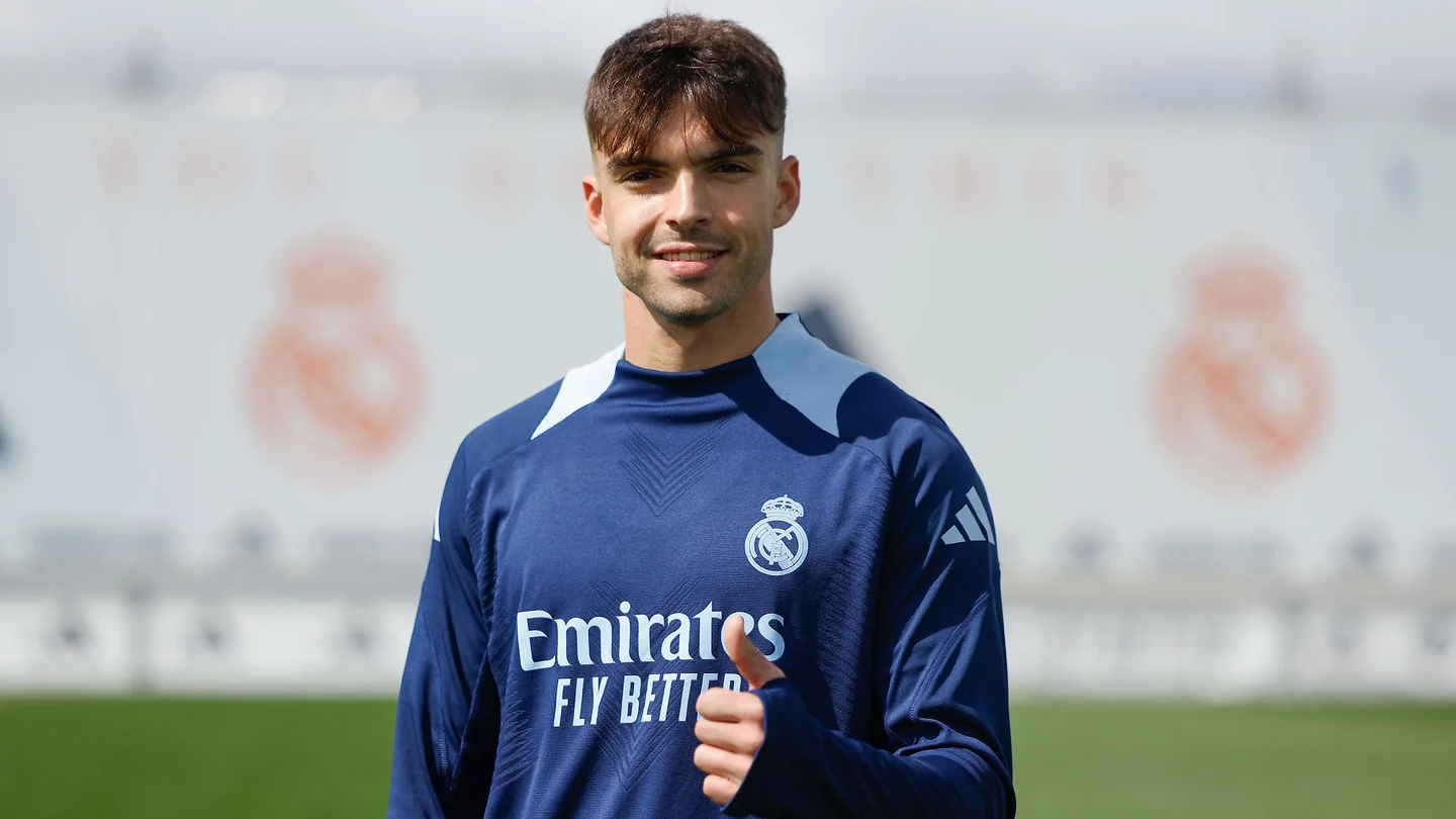 Raúl Asencio posa sonriente tras recibir la llamada de la Selección de España.