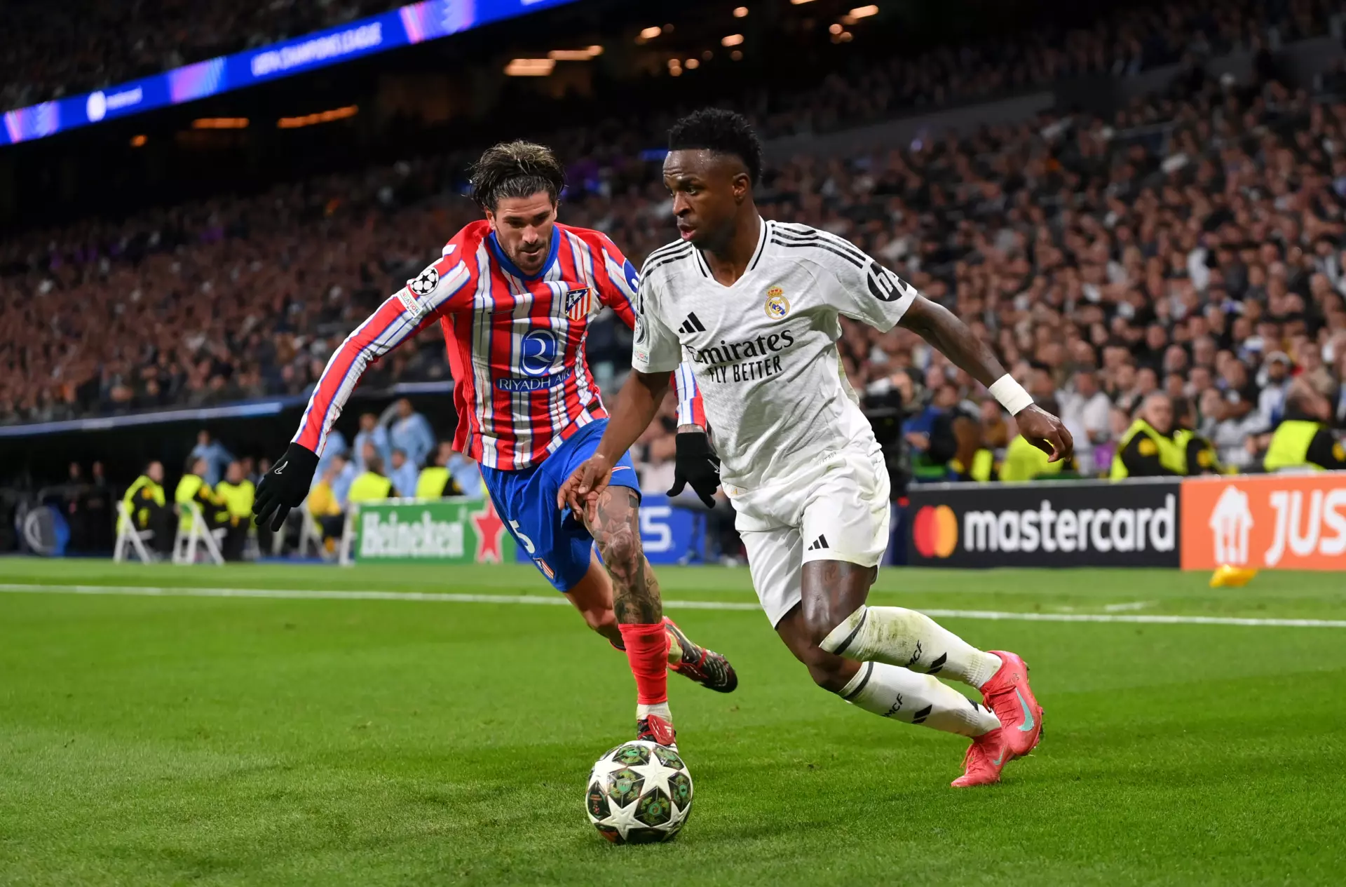 Imagen del último Real Madrid - Atlético de Champions, con Vinícius Júnior y De Paul como protagonistas