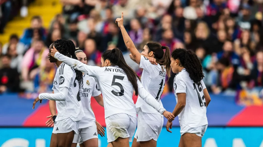 El Real Madrid Femenino celebra su primera victoria contra el Barcelona.
