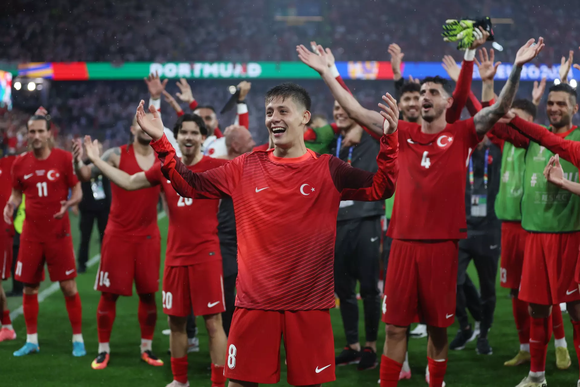 Arda Güler, con la camiseta de Turquía, sonríe y festeja