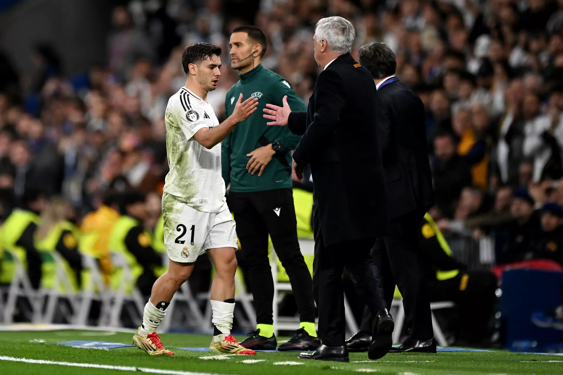 Brahim se saluda con Ancelotti tras arreglar del desaguisado contra el Club Atlético de Madrid.