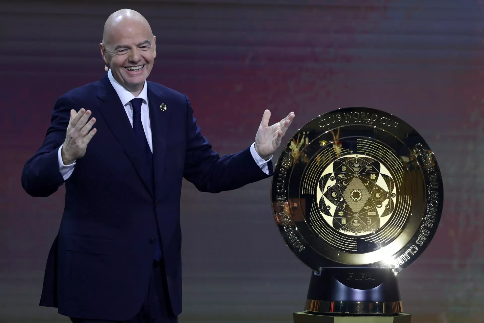 Gianni Infantino, presidente de la FIFA, con el trofeo del Mundial de Clubes 2025.