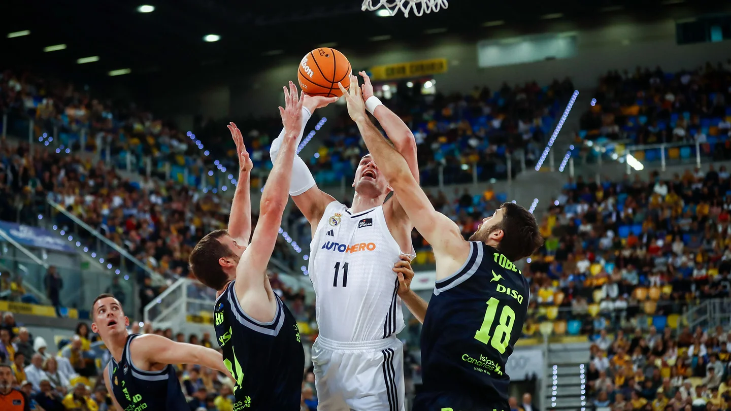 Mario Hezonja lanza a canasta en la victoria del Real Madrid Baloncesto por 54-69 contra el Gran Canaria en Liga Endesa.