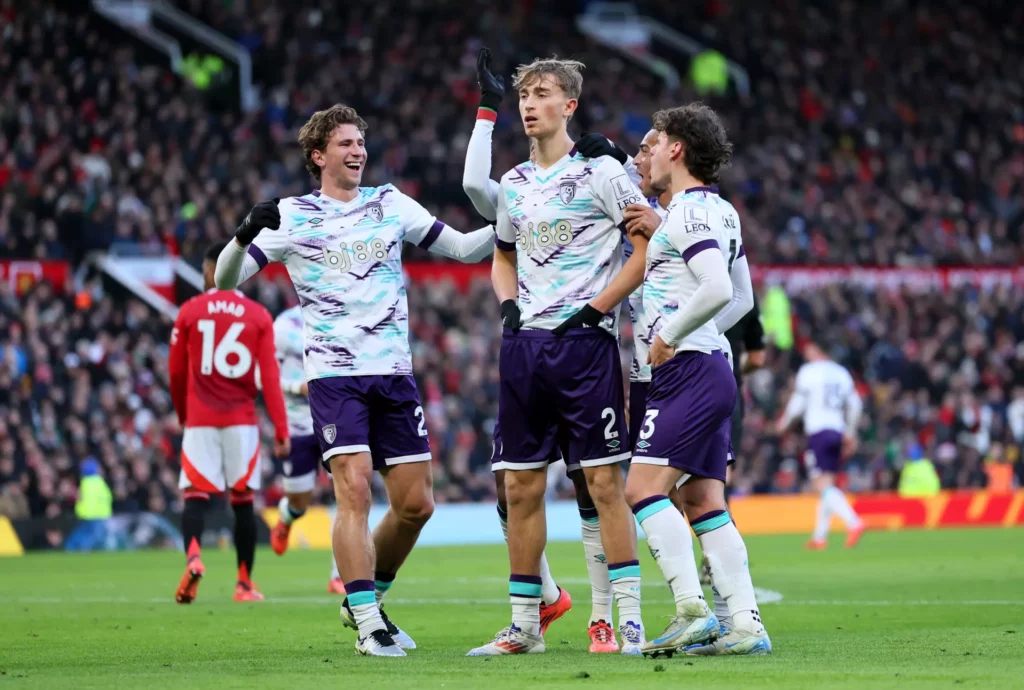 Dean Huijsen, en el radar del Real Madrid, celebra su gol con el Bournemouth al Manchester United.