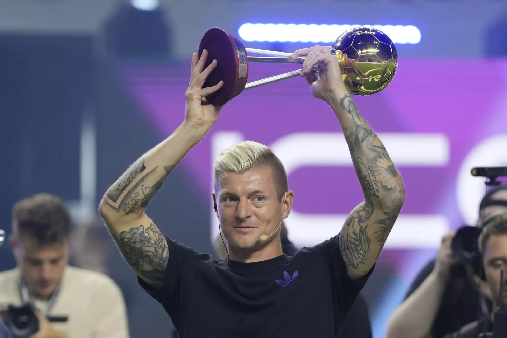 Toni Kroos, levantando un trofeo durante un eventoen su nueva etapa después de retirarse del fútbol