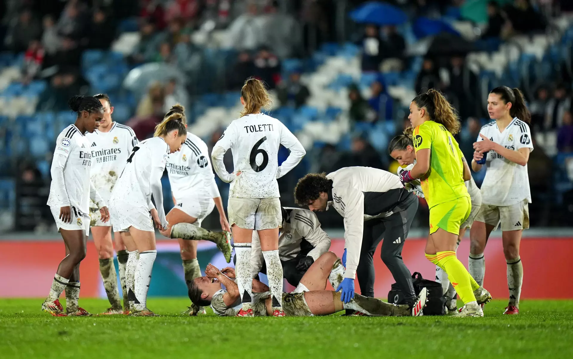 Leupolz, del Real Madrid Femenino, se duele sobre el césped tras volver a recaer de su lesión en la rodilla