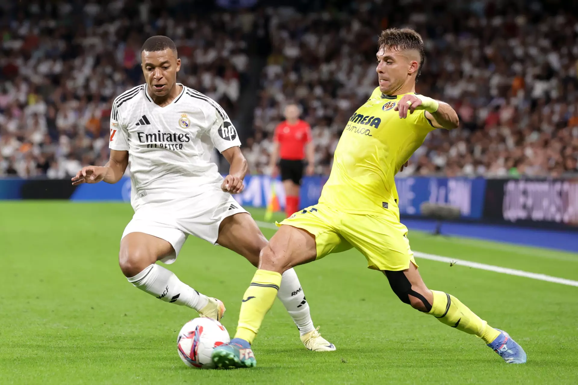 Mbappé y Kiko Femenia, en el partido entre Real Madrid y Villarreal CF