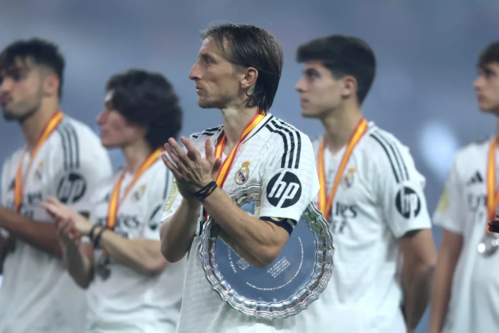 Luka Modric, con el trofeo de subcampeón de la Supercopa de España bajo el brazo.