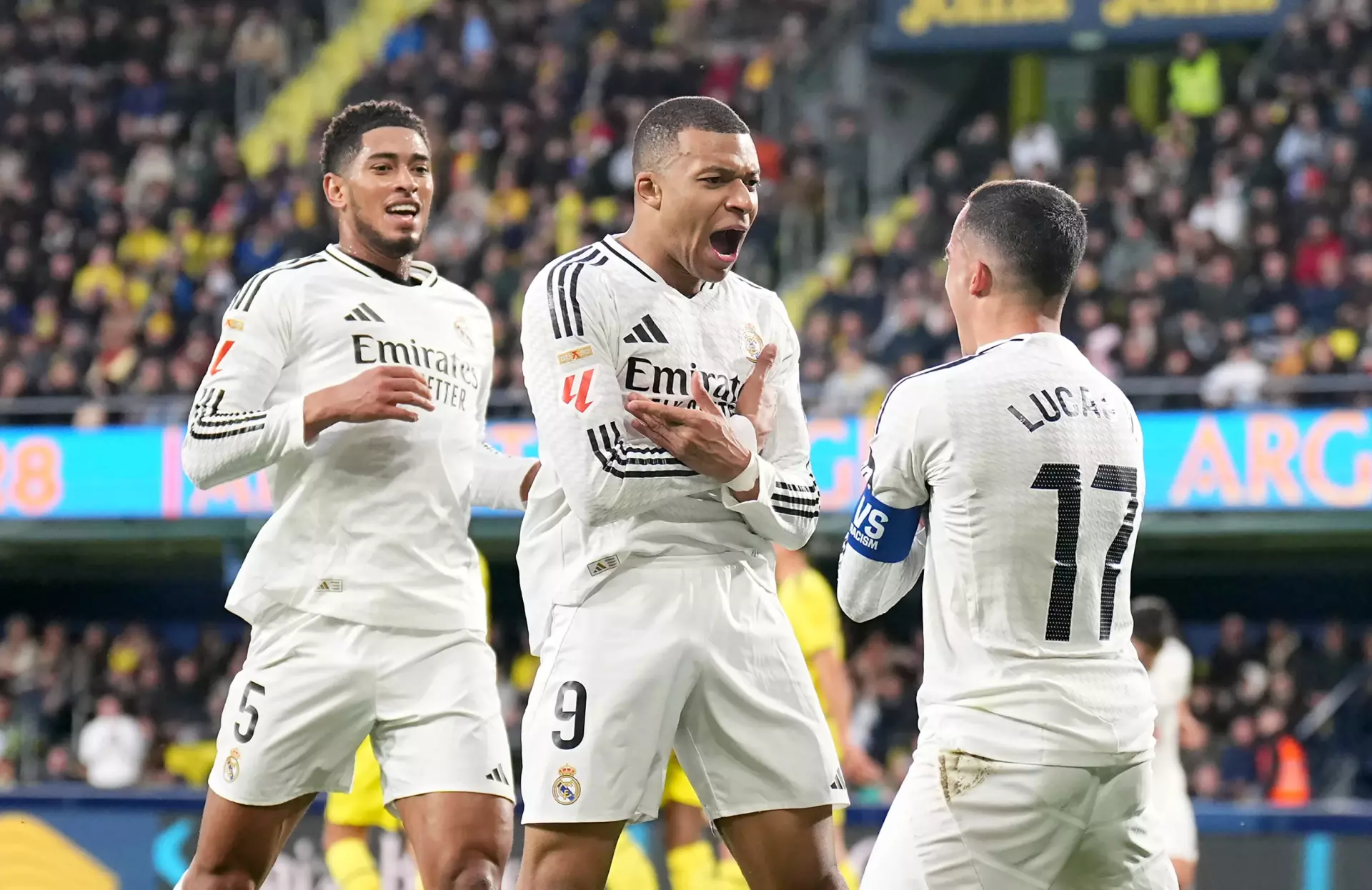 Mbappé celebra uno de los goles que ha dado la victoria al Real Madrid contra el Villarreal CF