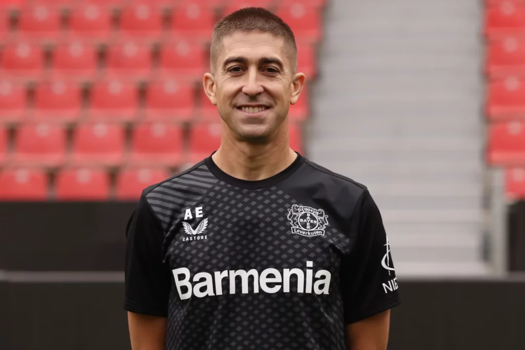 Alberto Encinas, durante su etapa como ayudante técnico de Xabi Alonso en el Bayer Leverkusen