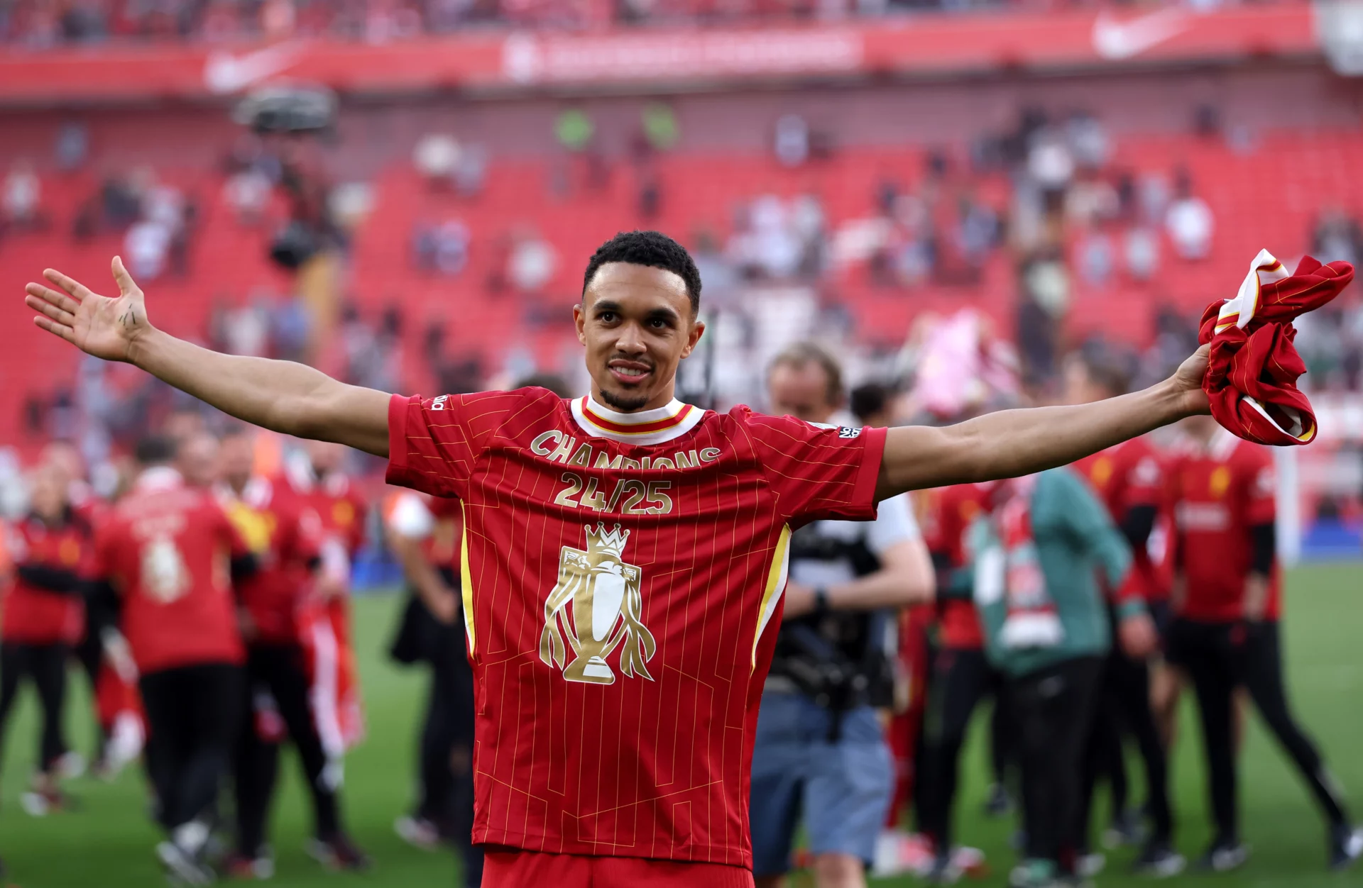 Alexander-Arnold anuncia su salida del Liverpool… y el Real Madrid ya la espera Trent Alexander-Arnold ha anunciado que se marcha del Liverpool FC y el Real Madrid espera acontecimientos.