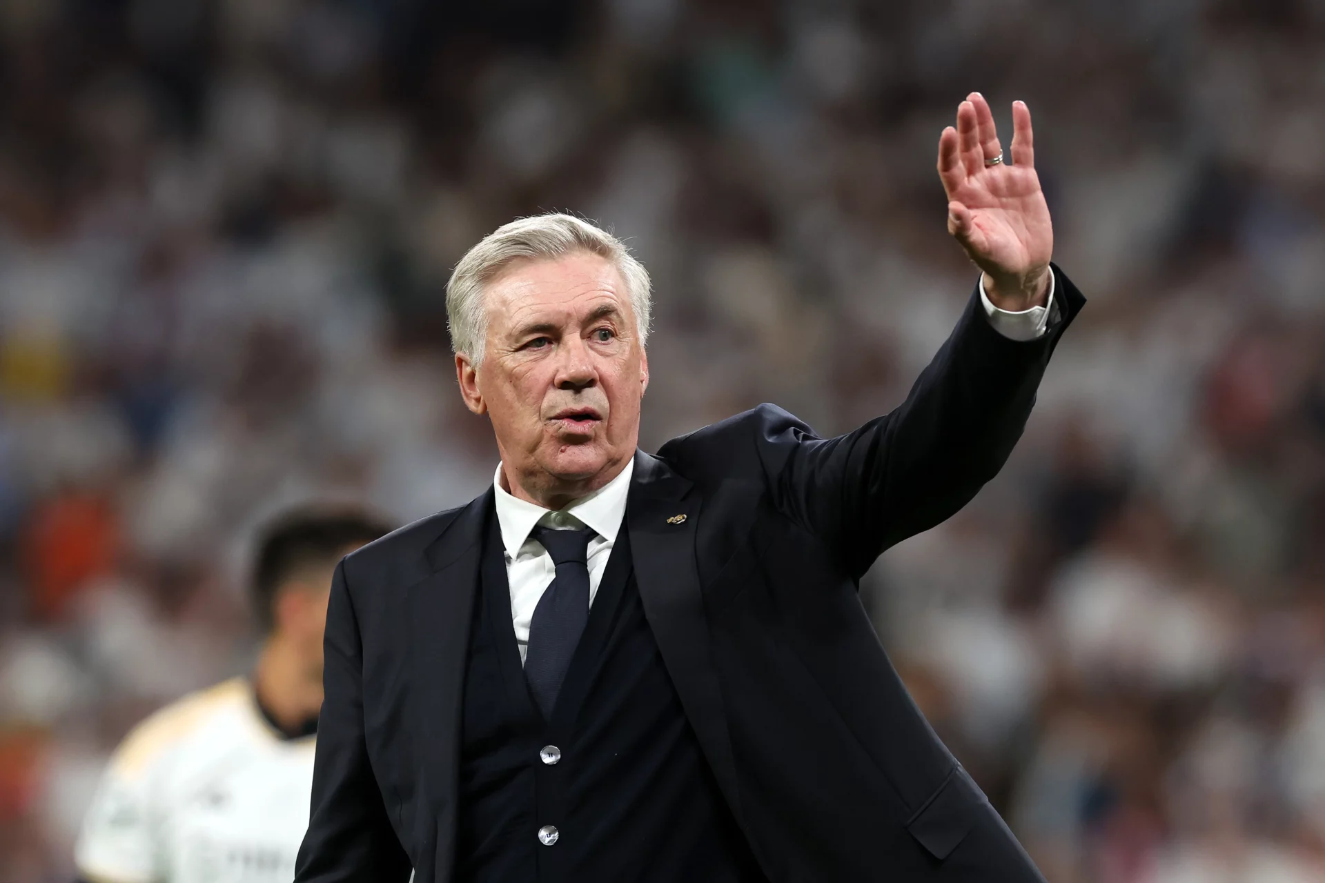 OFICIAL | Ancelotti deja de ser entrenador del Real Madrid Carlo Ancelotti saluda a la afición del Real Madrid.