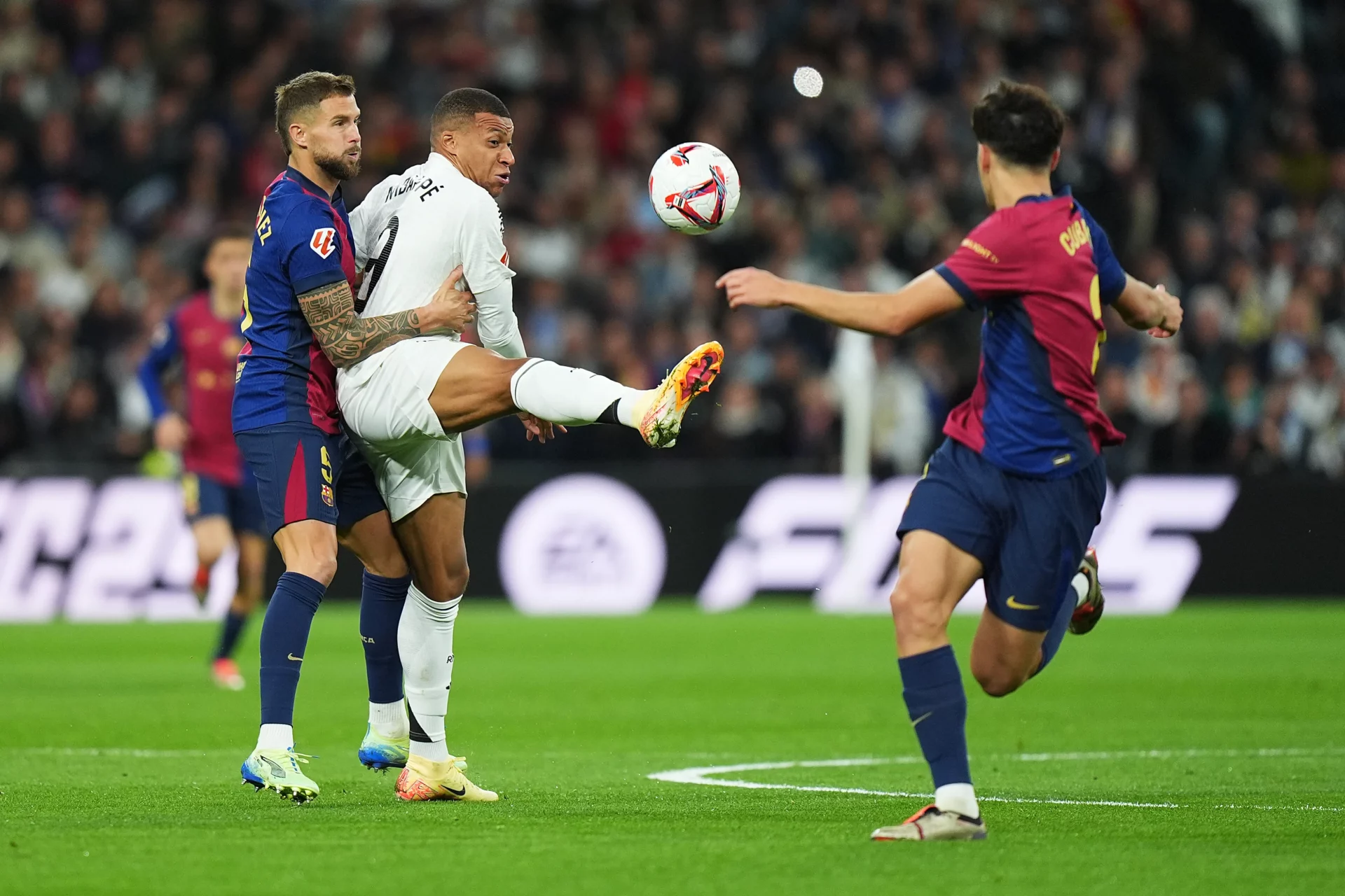 Dónde ver el Clásico FC Barcelona – Real Madrid de LaLiga: horario y canal de TV Mbappé pugna por un balón con Íñigo Martínez y Cubarsi en El Clásico de LaLiga entre Real Madrid y FC Barcelona.