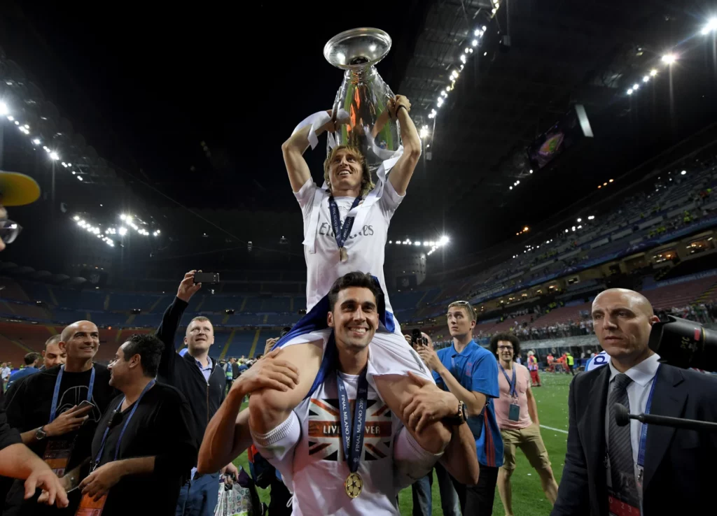 Arbeloa sostiene a Modric en sus hombros, mientras levanta el trofeo de la Champions League 2016