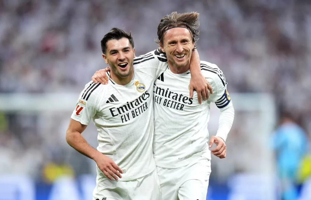 Brahim Díaz abraza a Luka Modric durante la celebración de un gol